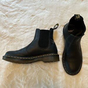 Dr. Martens - 2976 Smooth Leather Chelsea Boots in Black